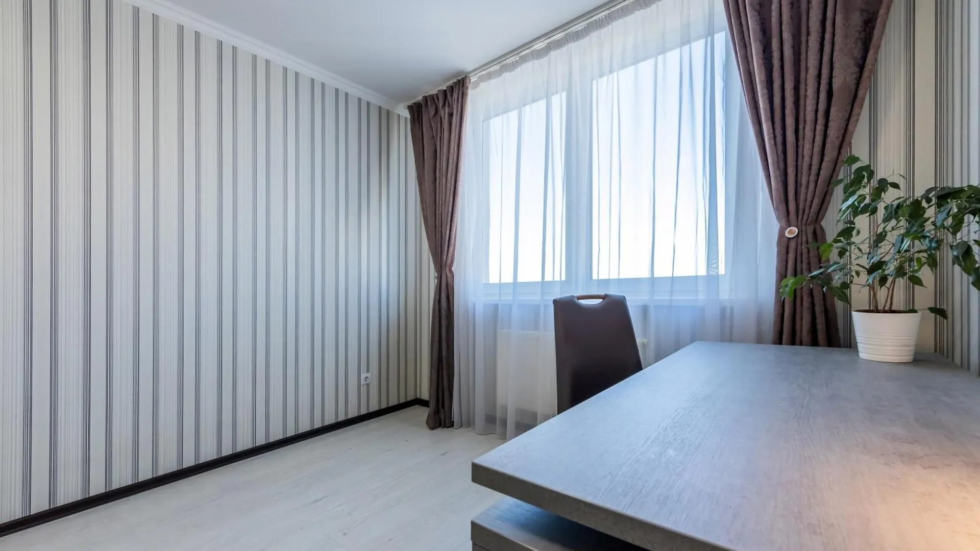 1-К Люкс В 2 Мин Від М Чернігівська Apartment Kyiv 0*,