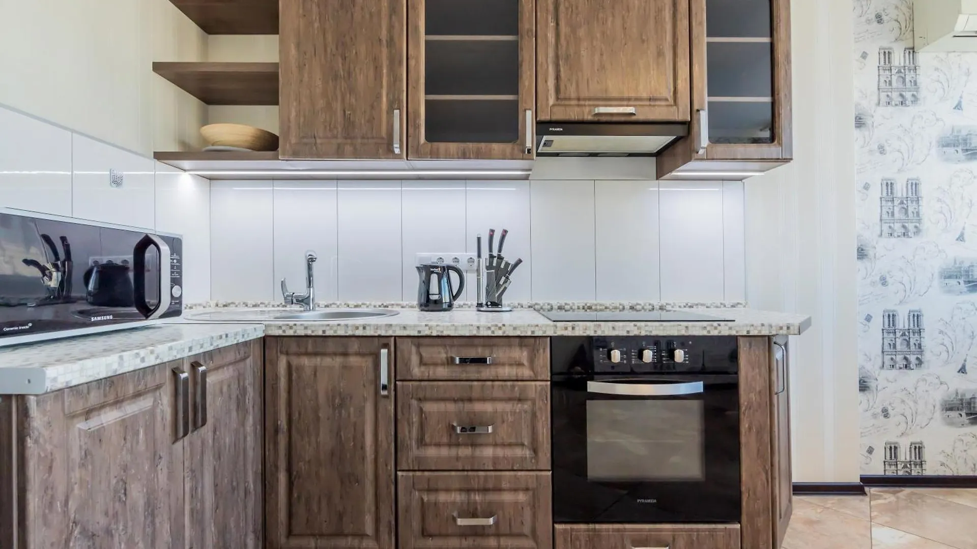 1-К Люкс В 2 Мин Від М Чернігівська Apartment Kyiv Ukraine