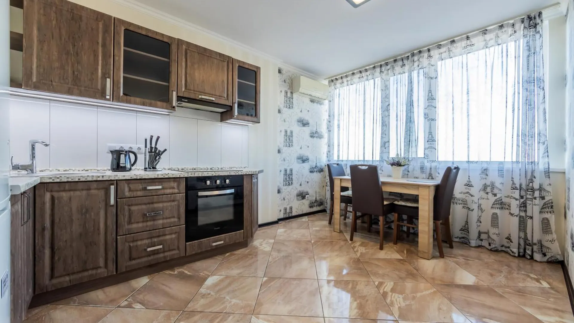 1-К Люкс В 2 Мин Від М Чернігівська Apartment Kyiv 0*,  Ukraine